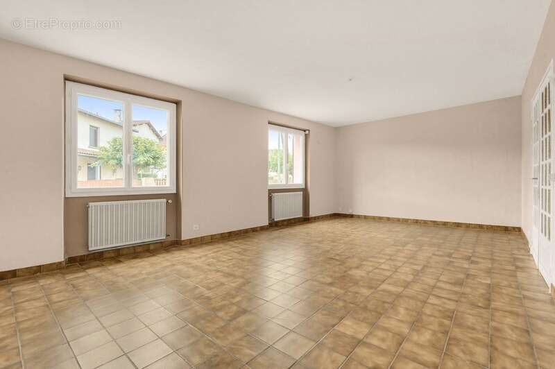 MAISON DE VILLE avec 2 garages et jardin - photo 3