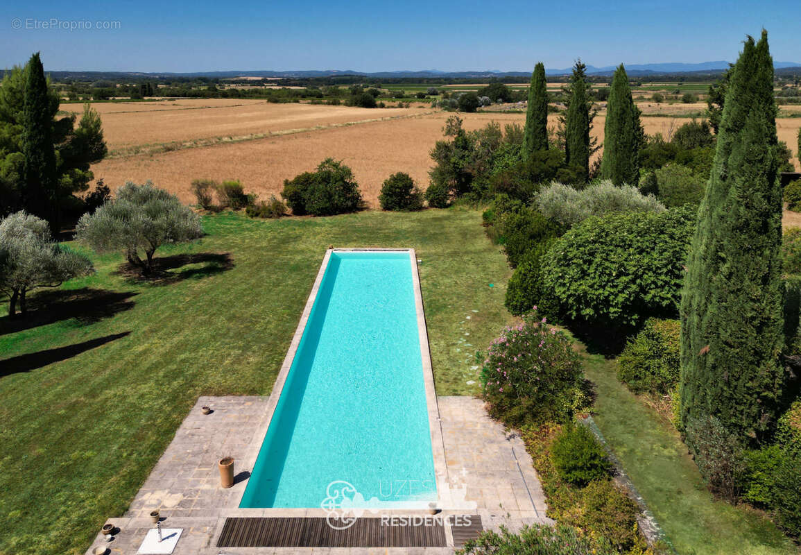 Mas de caractère avec domaine de 2,46 hectares et piscine à 8 km d'Uzès - photo 2
