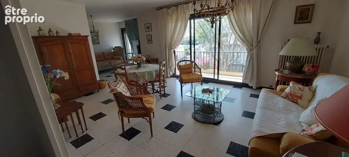 30. GARD. NIMES. Appartement traversant climatisé de 106 m² avec terrasse dans résidence sécurisée - photo 2