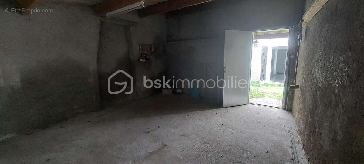 Maison plain-pied - 2 chambres - jardin - garage - dependances - photo 11
