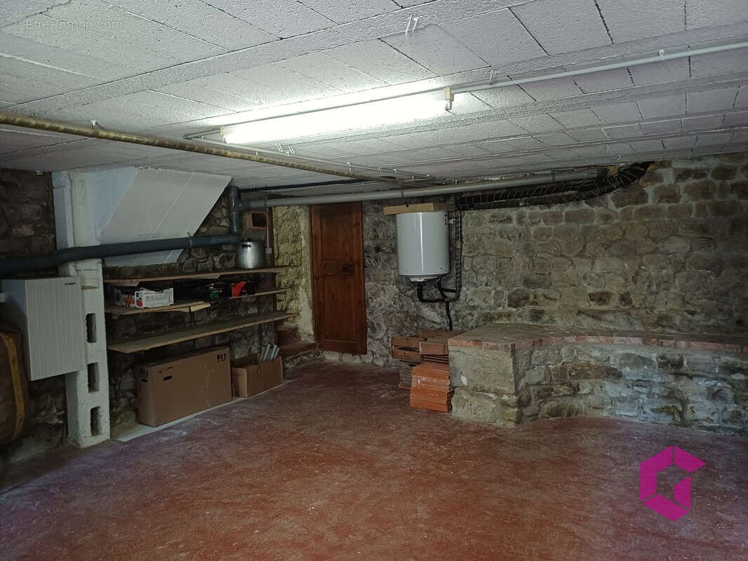 Maison de bourg avec cour et dépendances - photo 15