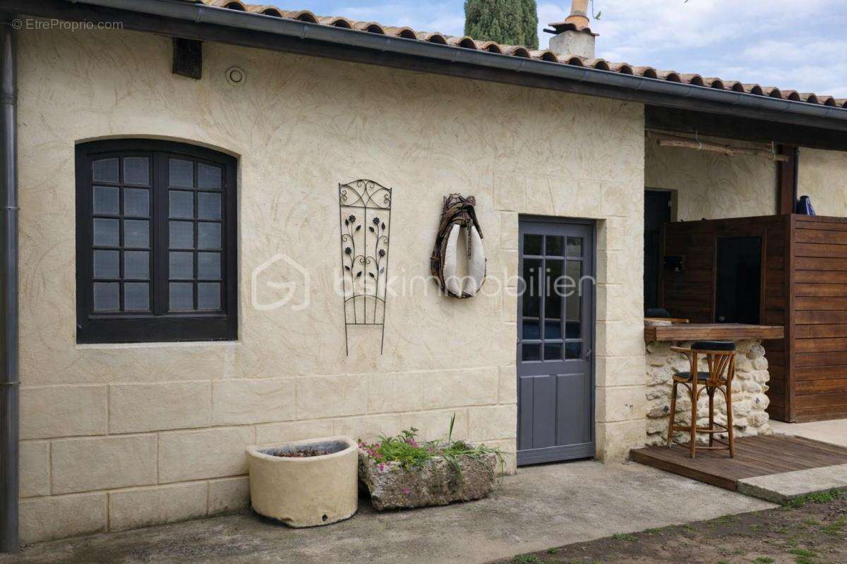 Propriete + 2 studios loués 1 100€/mois – piscine – terrain clôturé arboré 2 200m² – - photo 2