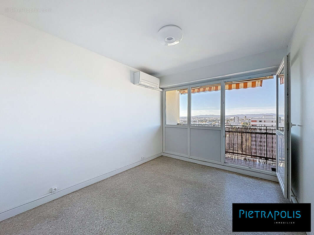 Chambre 2 - Appartement à RILLIEUX-LA-PAPE