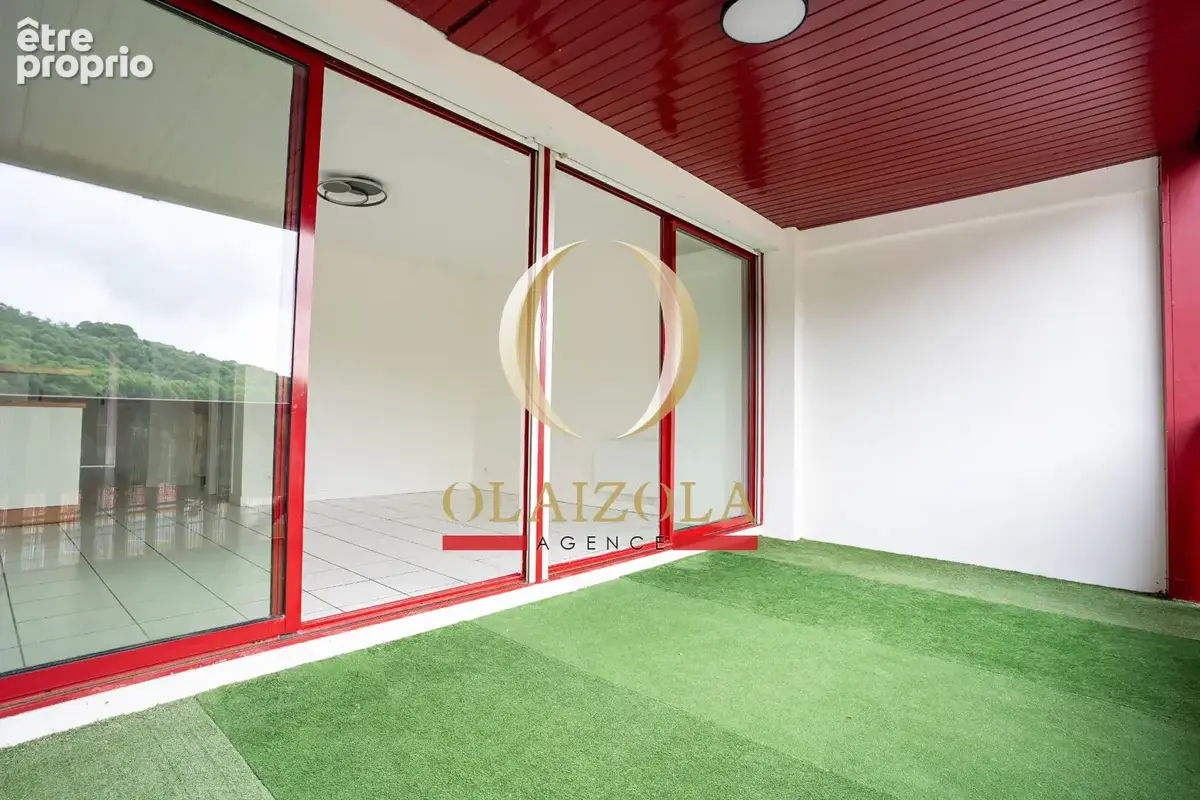 SAINT-PÉE-SUR-NIVELLE - Appartement avec terrasse et vue Lac. - photo 5