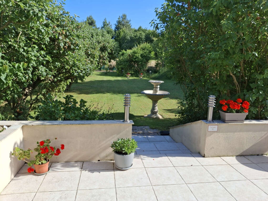 Maison au calme avec grand terrain et beau potentiel - photo 2