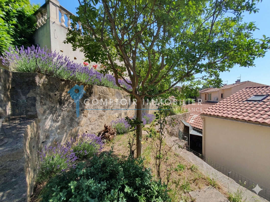 Maison à LAUDUN-L'ARDOISE