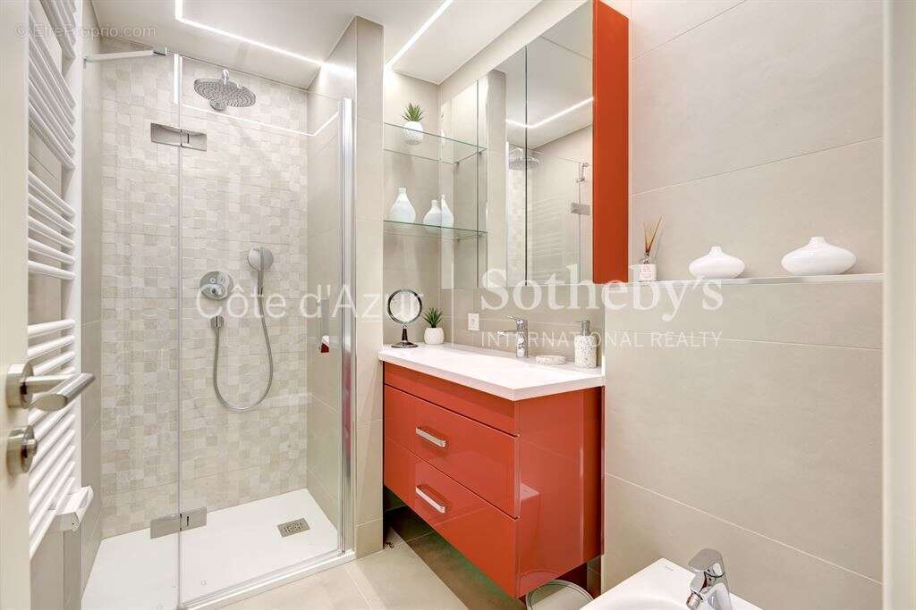 Cannes Croisette, appartement avec terrasse de 55 m², vue mer, garage et chambre de service - photo 16