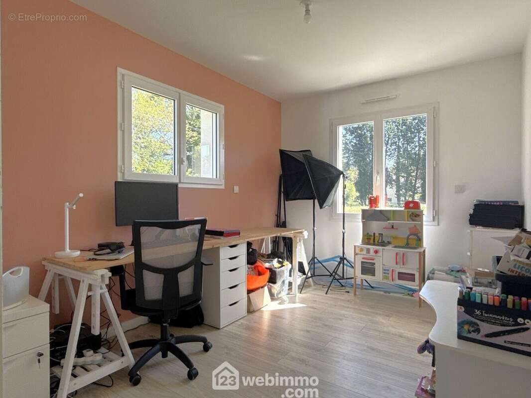 D'un côté du séjour, une chambre (10 m2), - Maison à LAVOUX