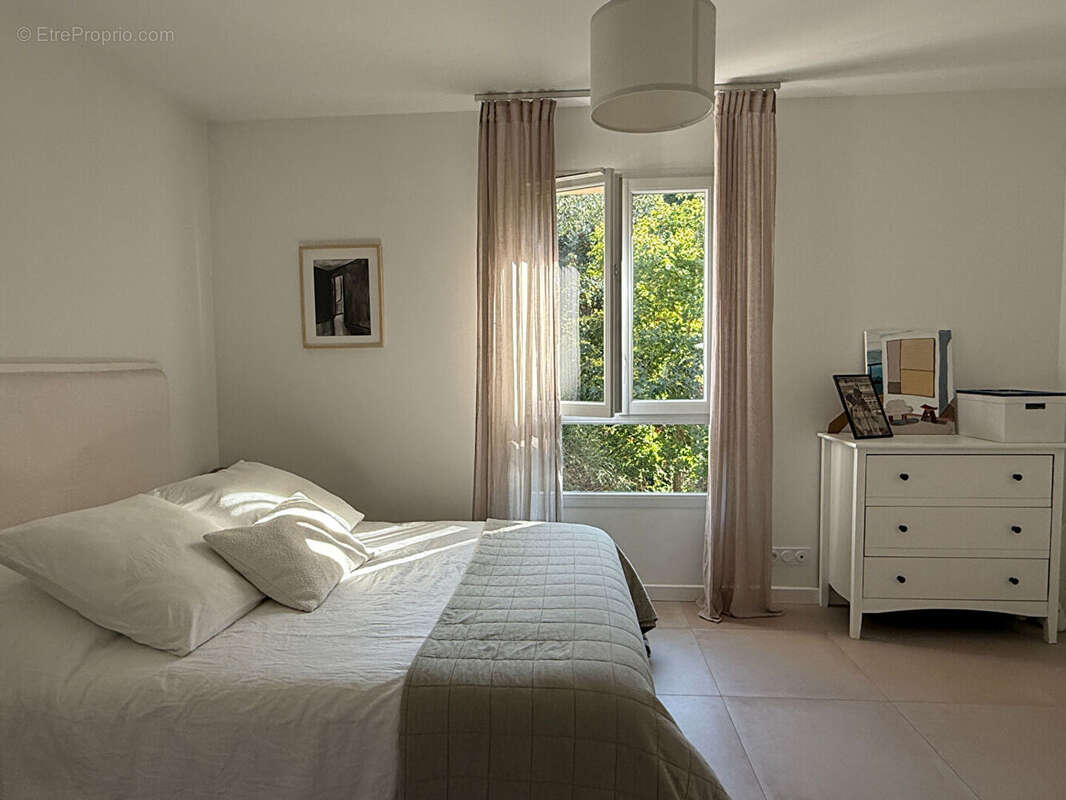 Maison à LA ROQUE-D&#039;ANTHERON