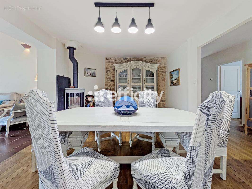 Maison à SAINT-LAURENT-SUR-GORRE