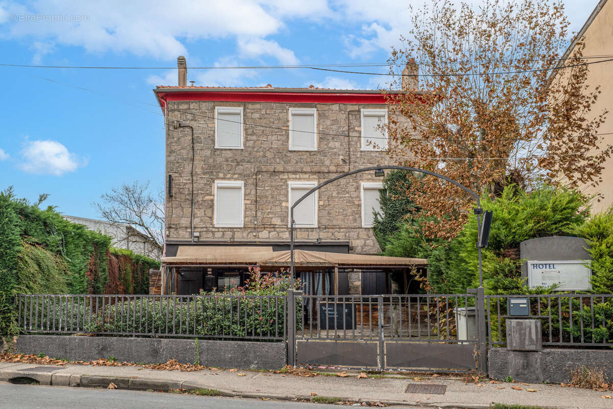 Commerce à SAINT-GENIS-LAVAL