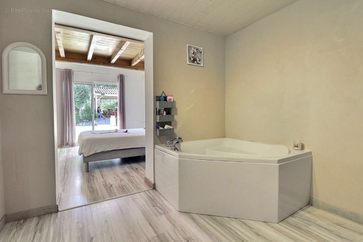 Maison à AMBARES-ET-LAGRAVE