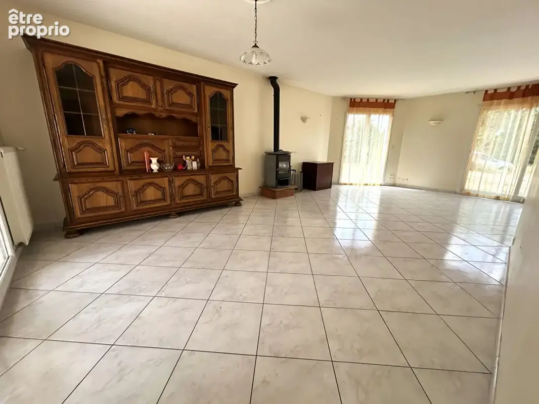 Maison de plain-pied - 135 m² habitables - 4 chambres - terrain d'environ 3 167 m² - photo 3