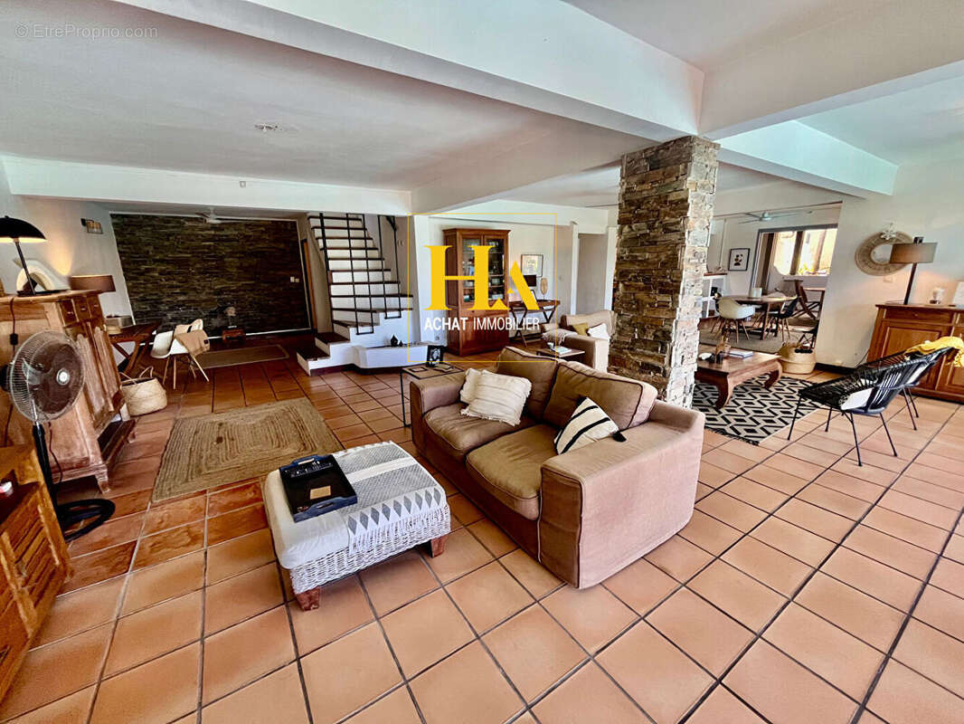 Maison T6  de 232.5 m2 à Saint-Pierre - La Cafrine - photo 4