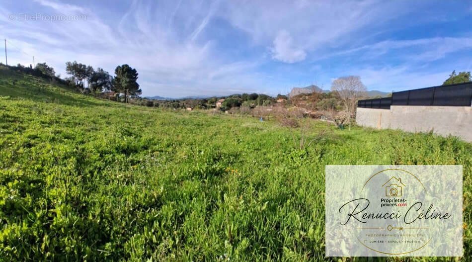 Terrain à PERI
