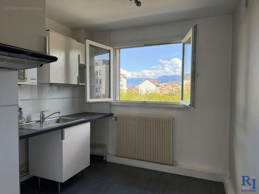 Cuisine semi ouverte  - Appartement à GRENOBLE