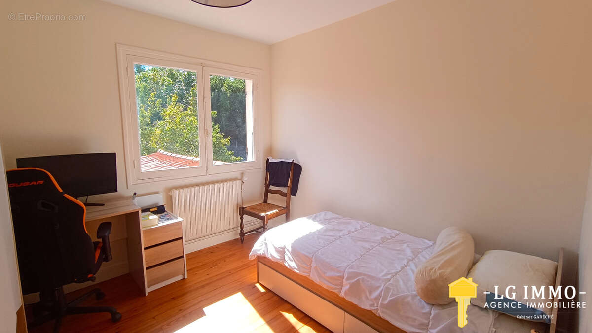 Maison de bourg, 4ch, studio, garages sur 971 m2 de terrain - photo 11