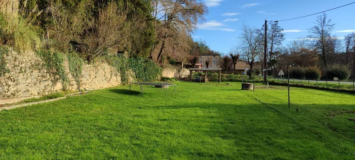 Maison à COUZE-ET-SAINT-FRONT