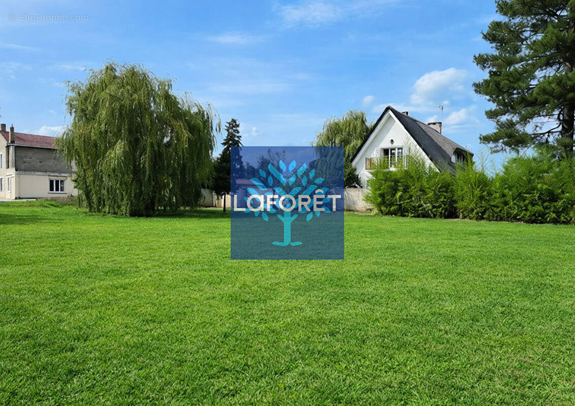 Terrain à SAVIGNEUX