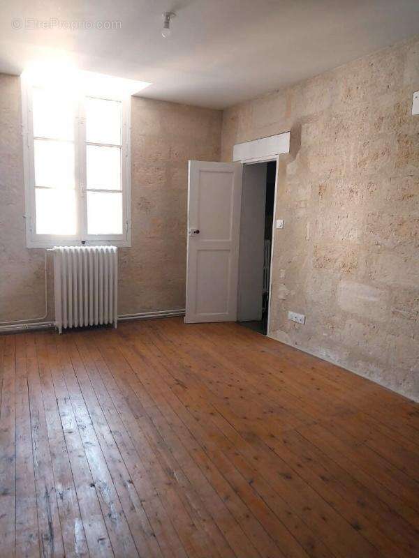 Appartement à COUTRAS