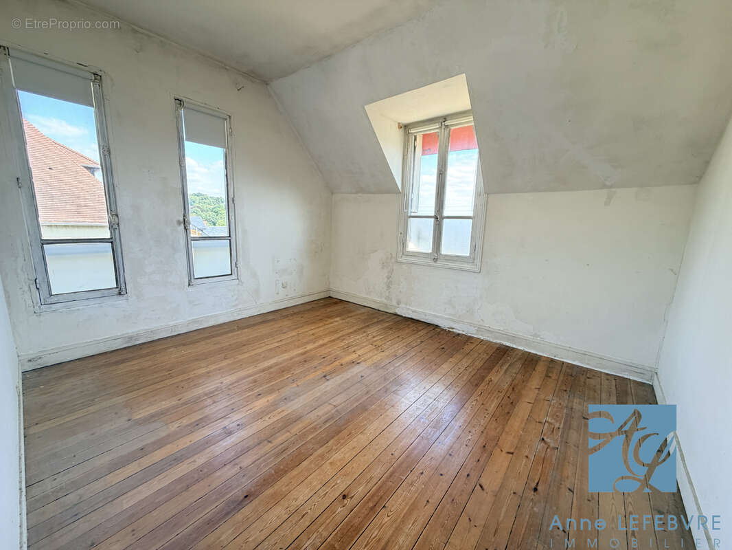 Centre à pied de cette maison de 5 pièces avec garage et jardin - photo 13