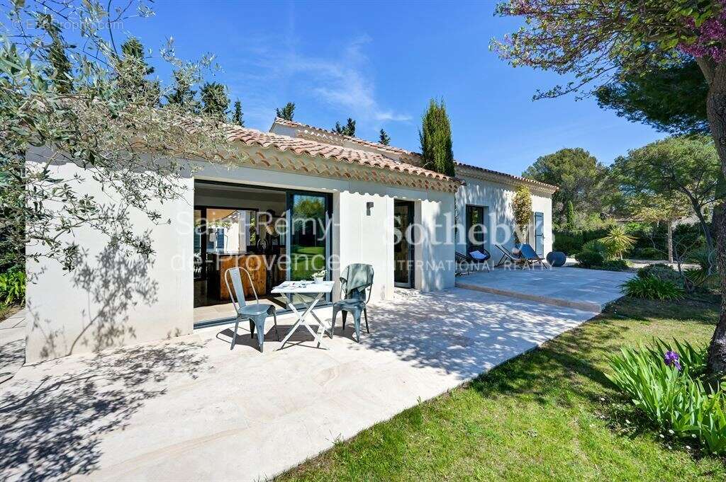 Exclusivité. Rare, Eygalières, belle maison rénovée en centre village avec jardin et piscine - photo 7