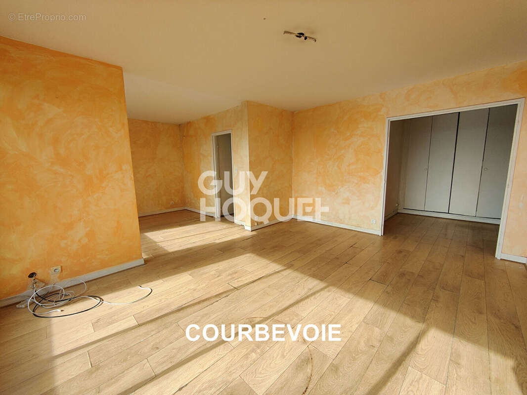 Appartement à COURBEVOIE