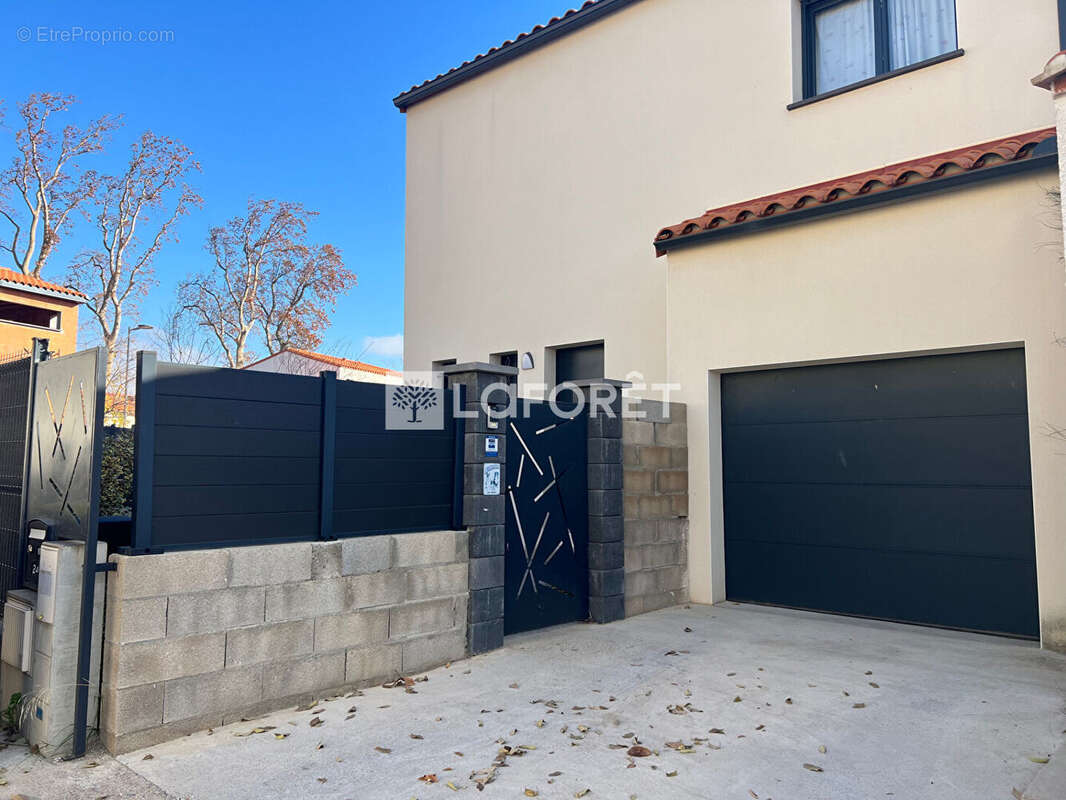 Maison à PEZILLA-LA-RIVIERE