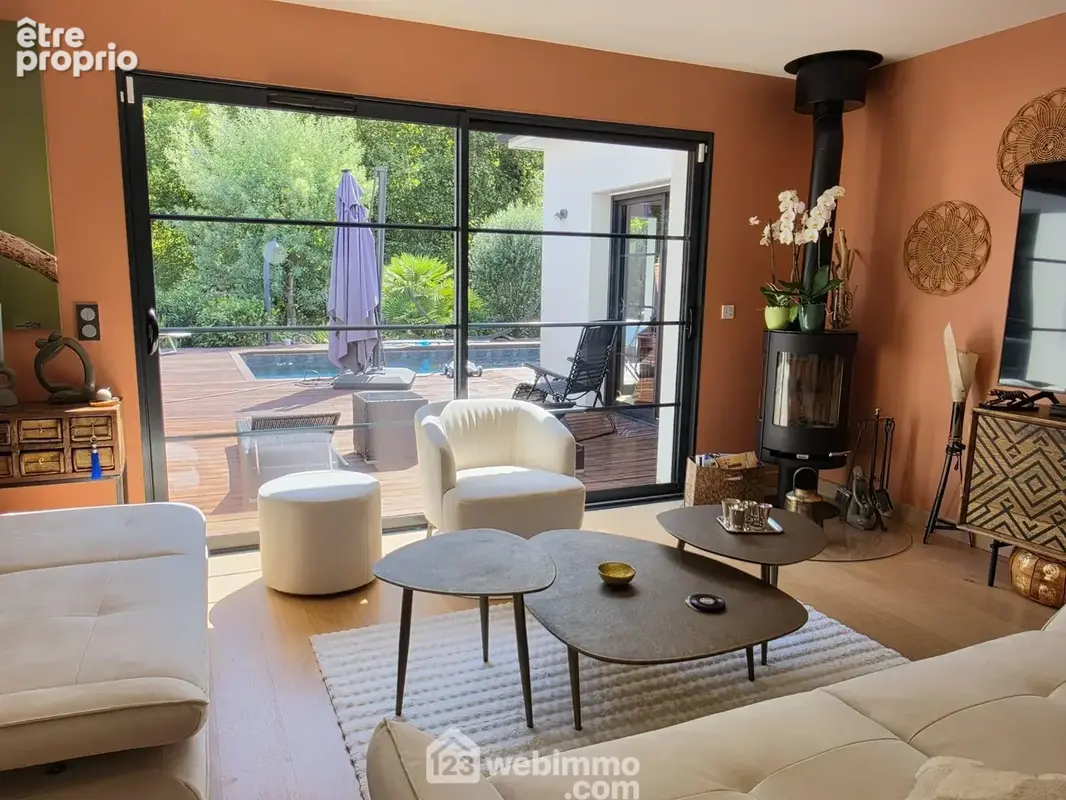 Une pièce de vie de plus de 70 m² tellement lumineuse