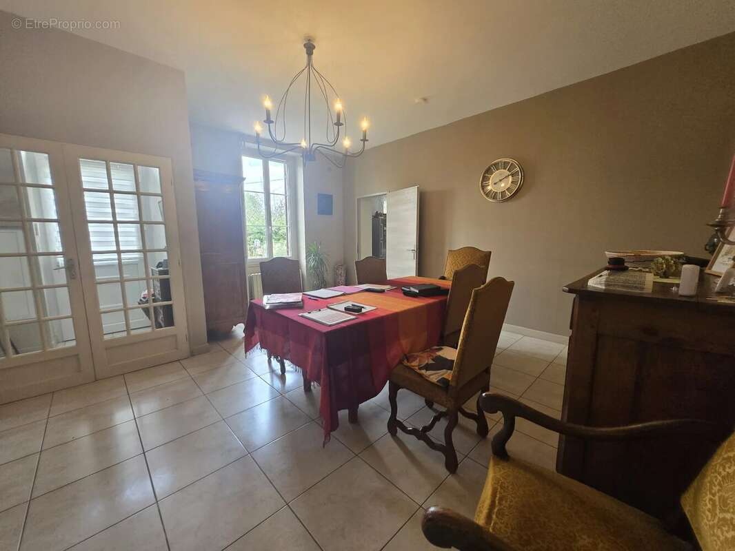 Maison 182 m² à Teuillac  - photo 4