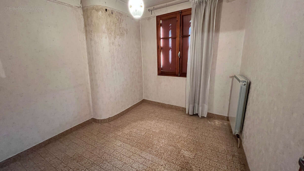 Maison à ENTRAIGUES-SUR-LA-SORGUE