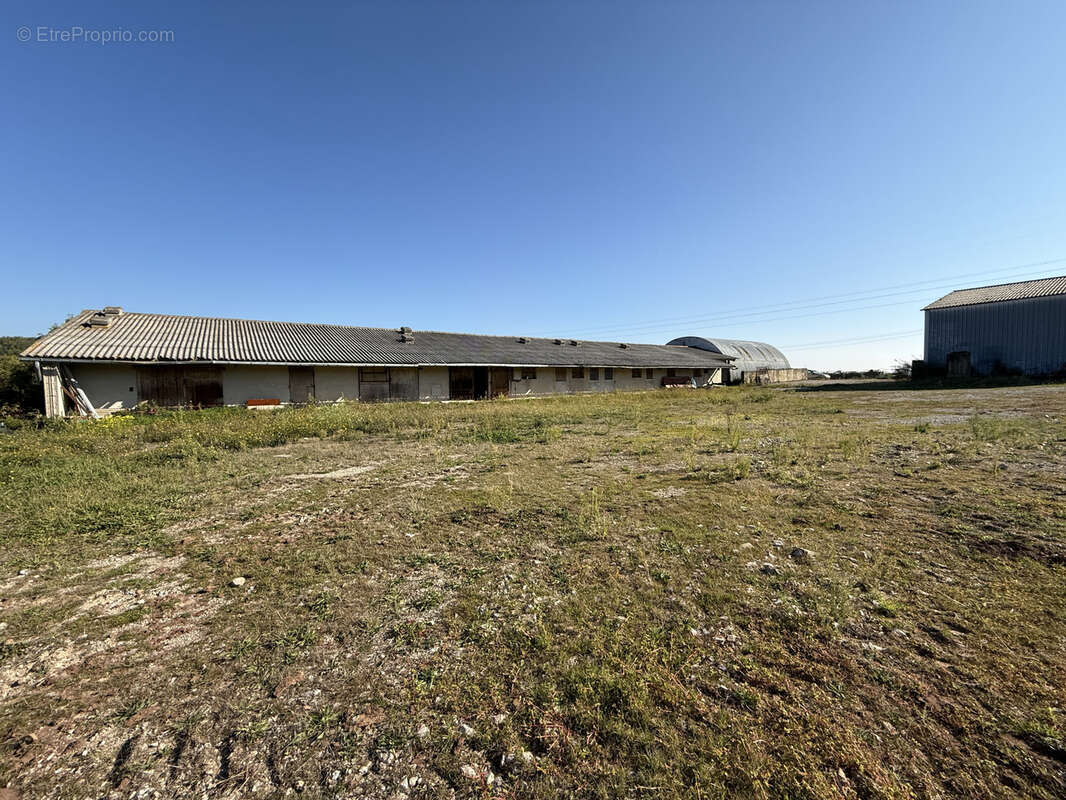 Autre à SAINT-VICTOR-ET-MELVIEU