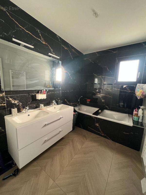 Maison à GUILHERAND-GRANGES