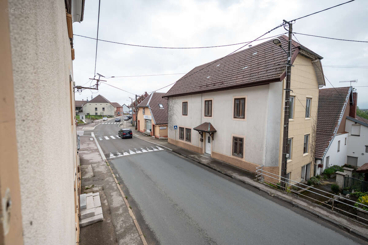 Appartement à FRASNE