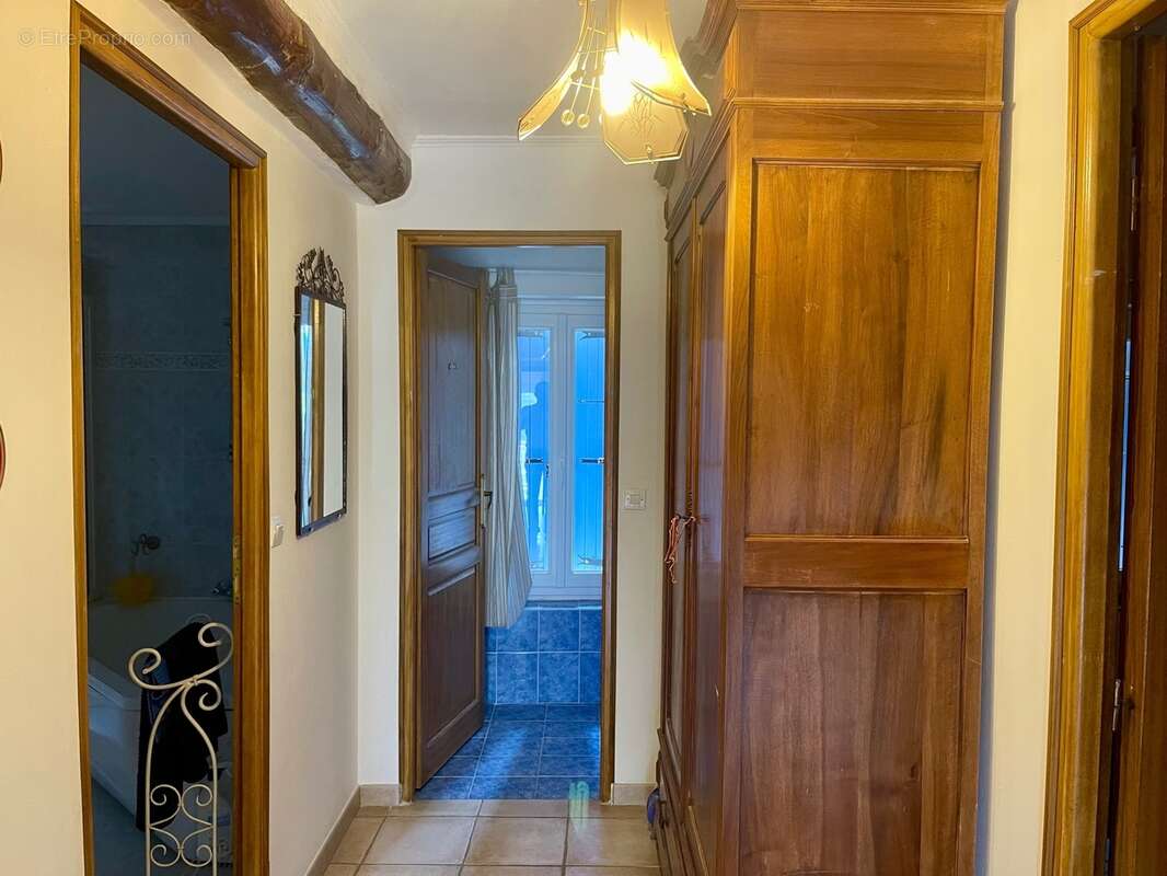 A vendre Bâtisse en pierre rénovée de 235 m² habitables et ses dépendances de 300 m2 - Terrain de 100 000,00 m² - photo 38