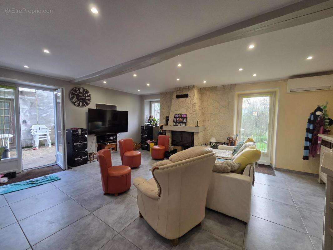 Maison à SAINT-JEAN-D'ANGELY