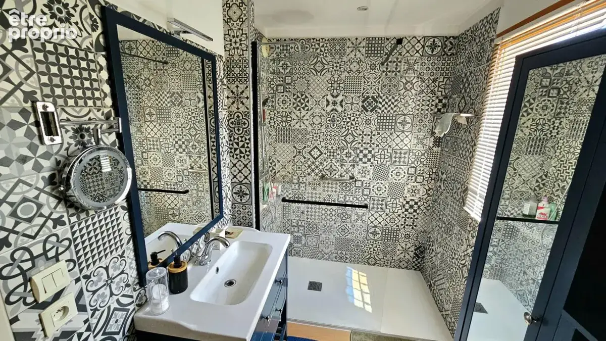 Maison mitoyenne totalement rénovée avec jardinet - photo 13