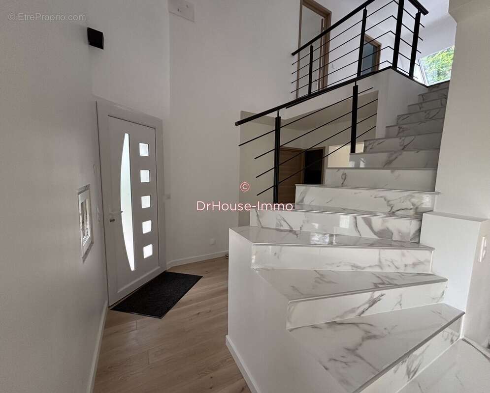 Maison à LE MESNIL-SAINT-DENIS