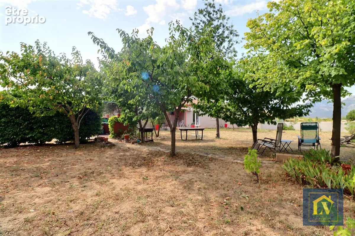 A vendre villa plain pied 5 pièces avec garages, jardin et piscine - photo 3