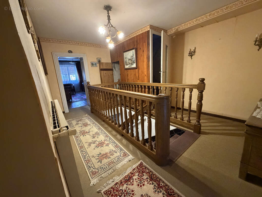 Maison mitoyenne F5 avec grange et dépendances sur 17,26 are - photo 7