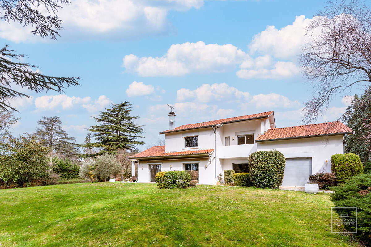 SAINT CYR AU MONT D'OR, Maison de 240m² sur 3200m² de terrain plat, arboré et clos - photo 7