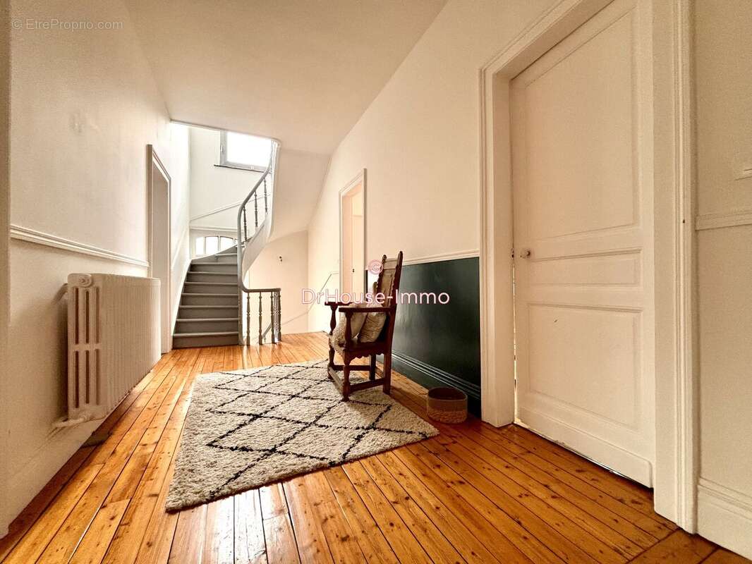 Maison à QUIEVRECHAIN