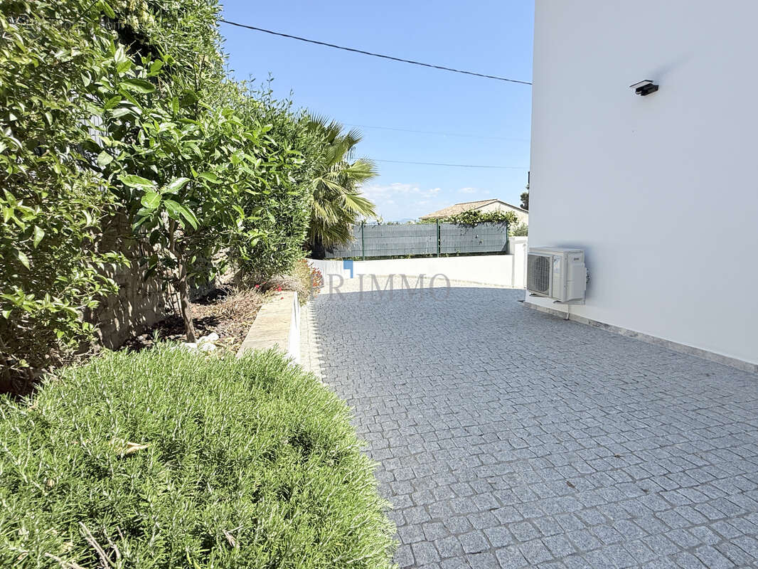 Maison à LES ISSAMBRES