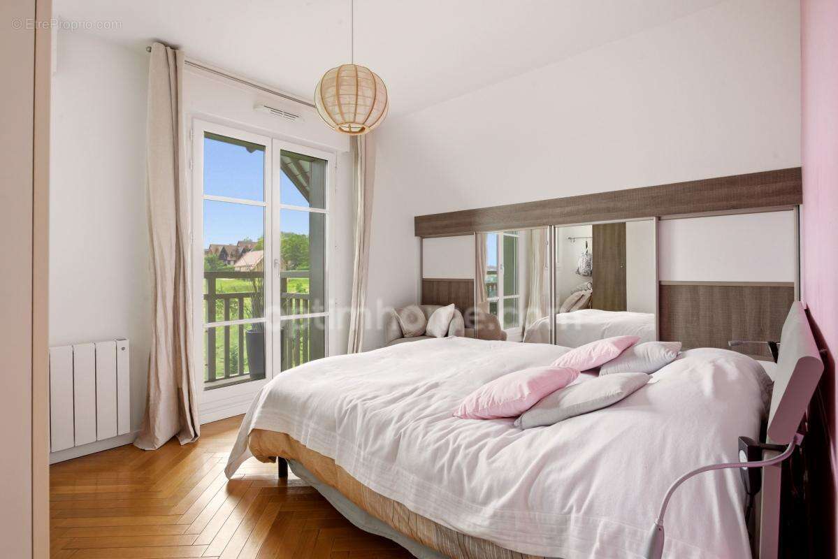 DEAUVILLE - Appartement Duplex - 138.46 m2 au sol - 3 chambres - Terrasses et balcon -  Vue mer - Parking - Cave - photo 7