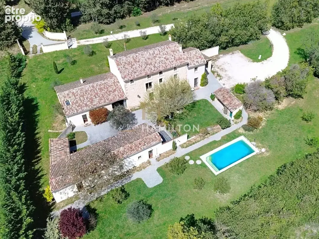 Authentique mas provençal en pierre avec dépendences, 2ha de terrain et piscine - photo 3