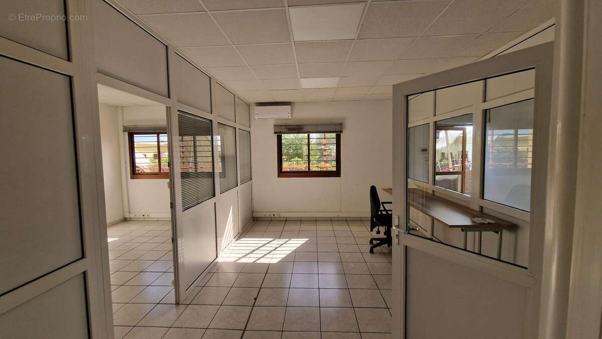 Bureau a vendre 99 m² / zac 2000 le port - photo 2