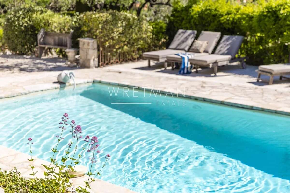 Maison à CHATEAUNEUF-GRASSE