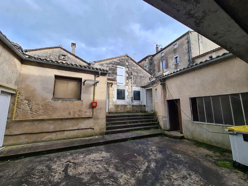 Appartement à VILLEBOIS-LAVALETTE