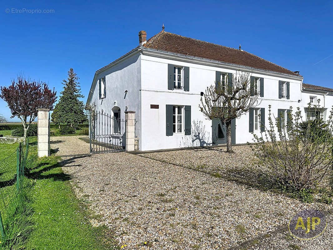 Charentaise de caractère à Saint-Grégoire-d'Ardennes - photo 2