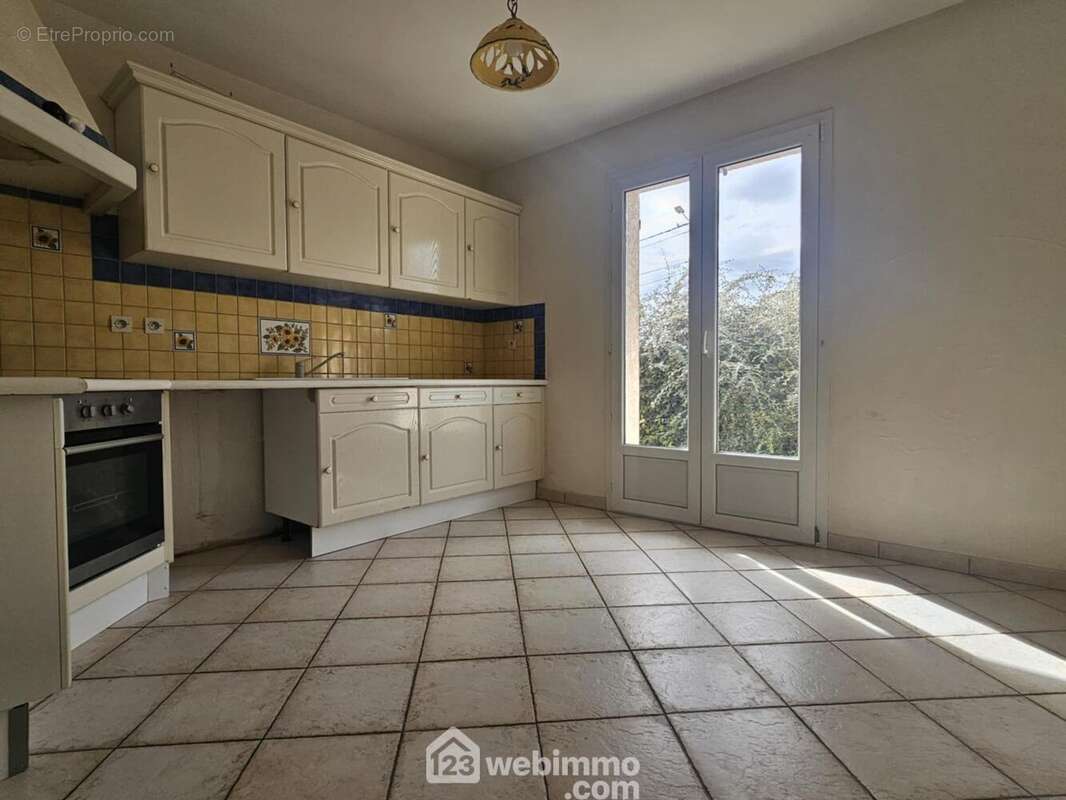 Voici la cuisine spacieuse et très lumineuse - Maison à PONTAVERT